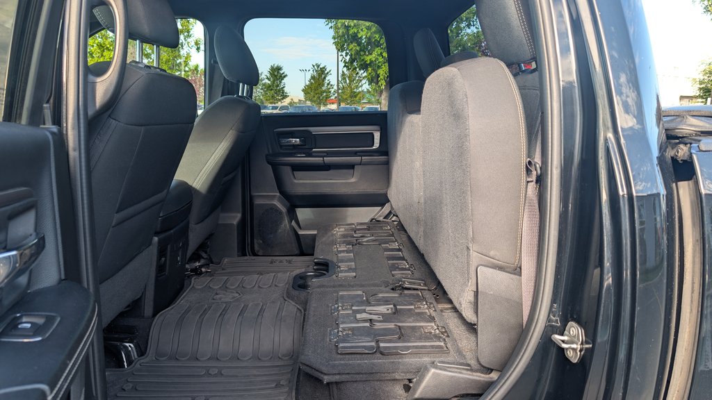2021 Ram 1500 Classic Warlock, V6,CREW ENSEMBLE REMORQUAGE in Boucherville, Quebec - 19 - w1024h768px