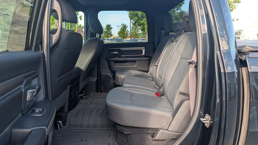 2021 Ram 1500 Classic Warlock, V6,CREW ENSEMBLE REMORQUAGE in Boucherville, Quebec - 18 - w1024h768px