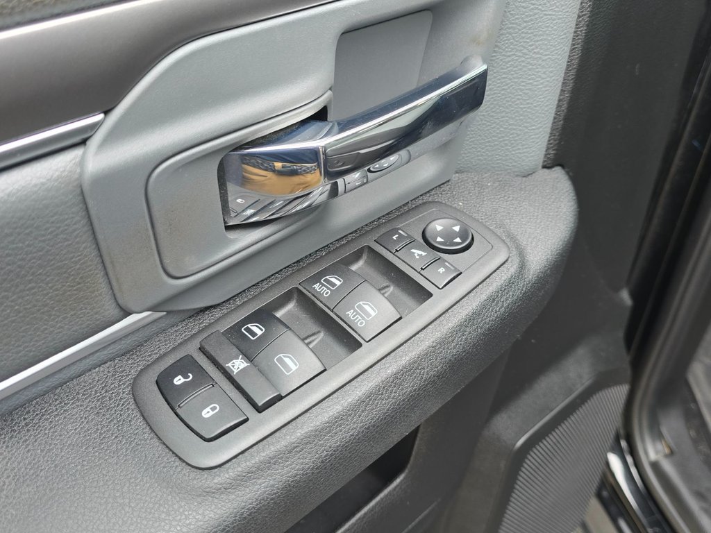 Ram 1500 Classic SLT, CREW CAB,3.6L,NAV PLAN OR, 2022 à Boucherville, Québec - 20 - w1024h768px
