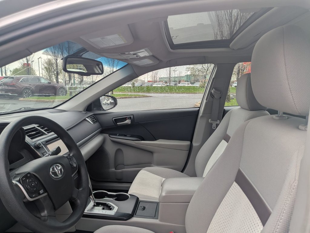2014 Toyota Camry LE BAS KILOMÉTRAGE, TOIT OUVRANT, BLUETOOTH in Boucherville, Quebec - 14 - w1024h768px