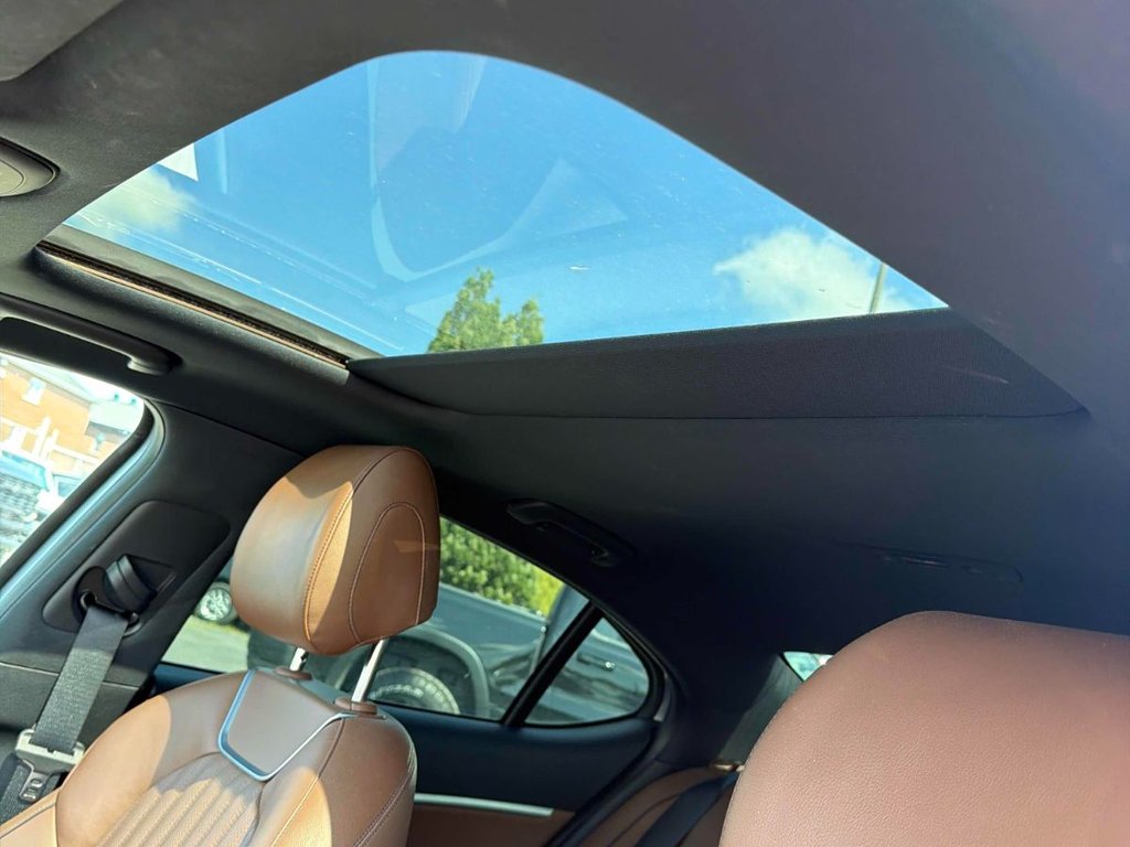 2021 GENESIS G70 2.0T Elite AWD in St-Jean-Sur-Richelieu, Quebec - 6 - w1024h768px