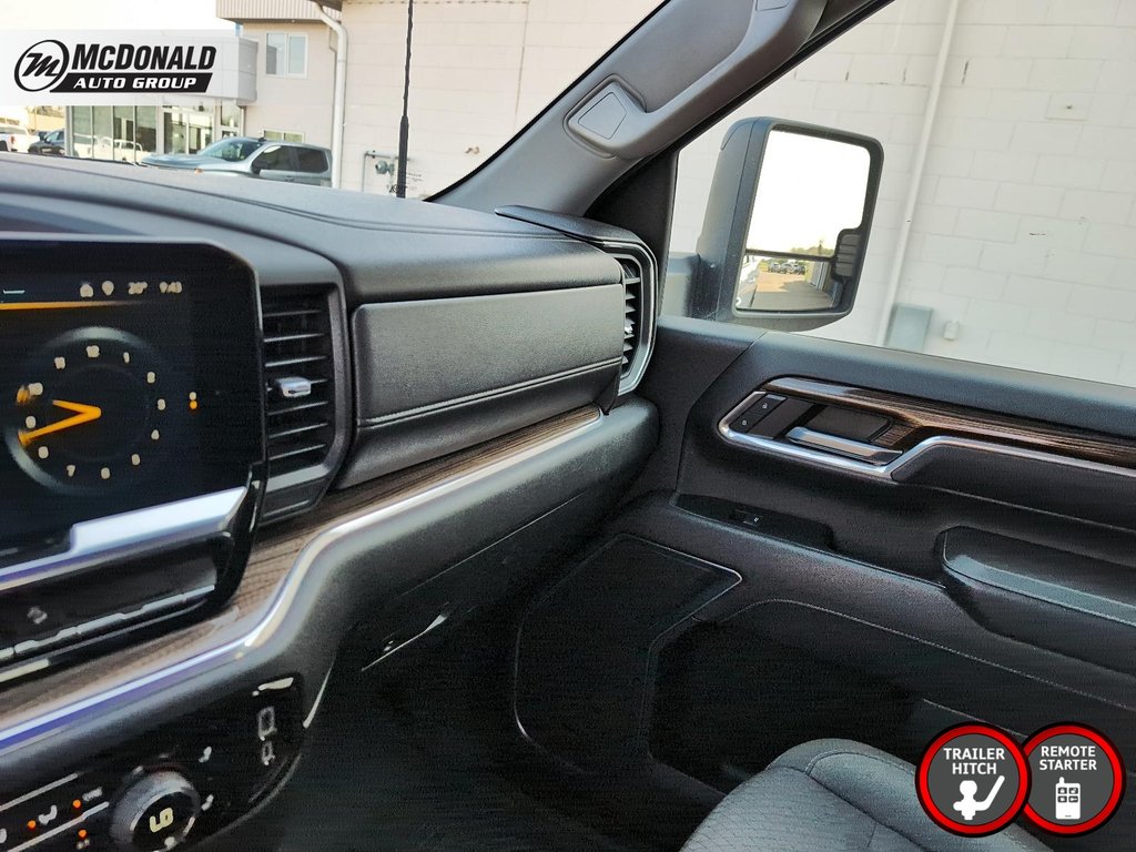 2024 Chevrolet Silverado 2500 4WD Crew CAB in Taber, Alberta - 30 - w1024h768px