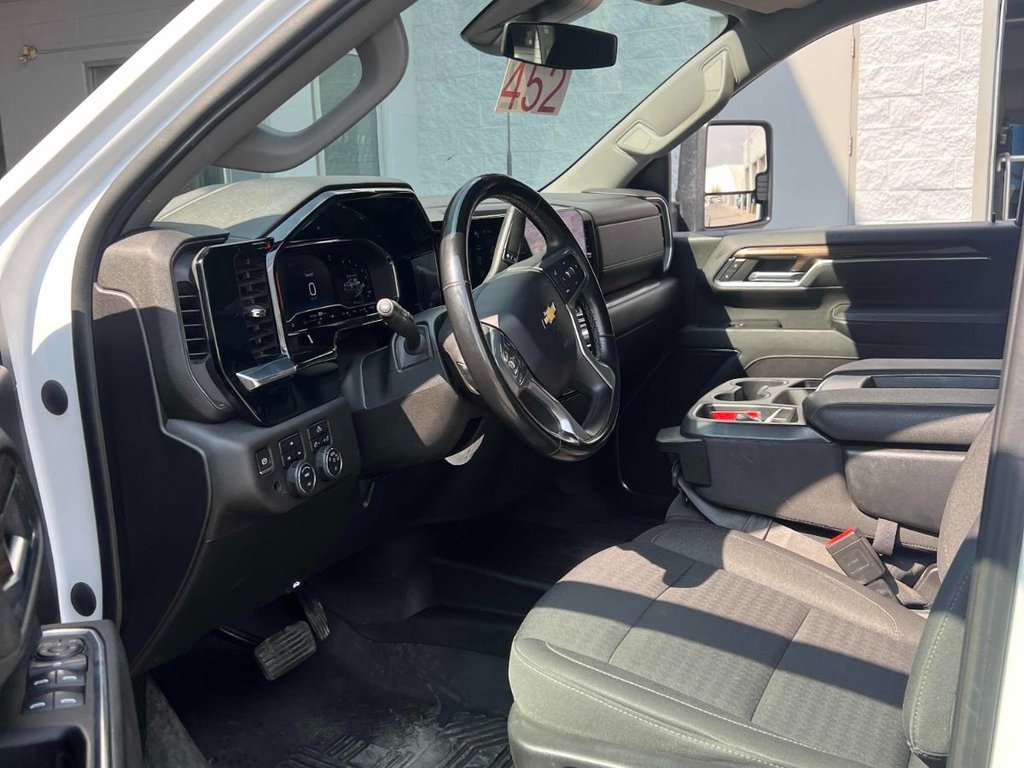 2024 Chevrolet Silverado 2500 4WD Crew CAB in Taber, Alberta - 5 - w1024h768px