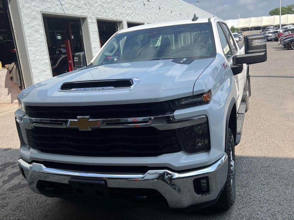 2024 Chevrolet Silverado 2500 4WD Crew CAB in Taber, Alberta - 2 - w1024h768px