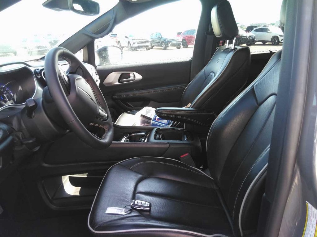2025 Chrysler Pacifica in Taber, Alberta - 2 - w1024h768px