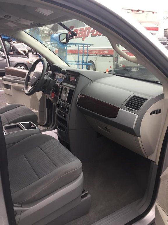 Meadowvale Honda 2010 Chrysler Town And Country Limited