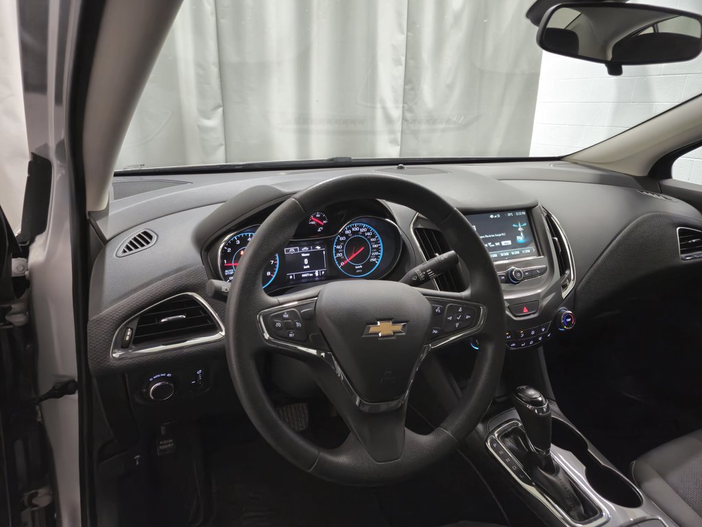 2018 Chevrolet Cruze LT Bas Kilométrage in Terrebonne, Quebec - 19 - w1024h768px