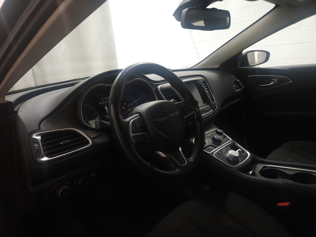 2015 Chrysler 200 LIMITED V6 SIÈGES.CHAUFF CAM.RECUL in Terrebonne, Quebec - 19 - w1024h768px