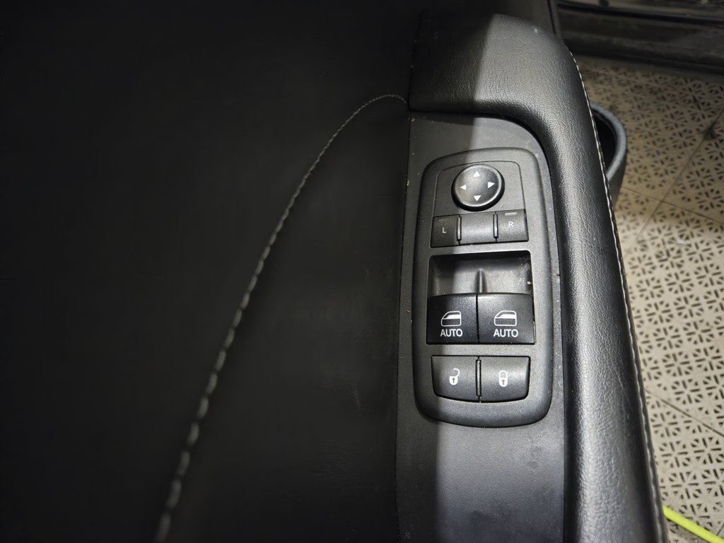 Dodge Challenger SXT Plus V6 Toit Ouvrant Cuir 2018 à Terrebonne, Québec - 9 - w1024h768px
