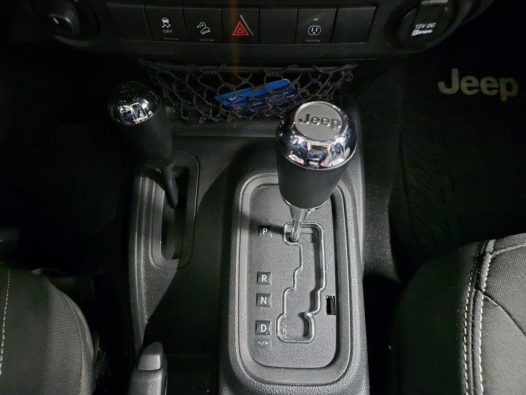 Jeep Wrangler Unlimited Sahara Toit Dure Navigation Sièges Chauffants 2017 à Terrebonne, Québec - 16 - w1024h768px