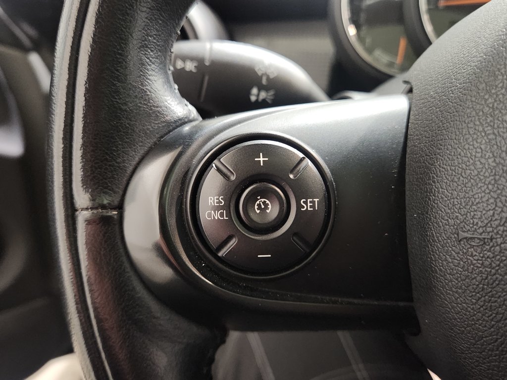 2017 MINI Cooper Hardtop 3 Door Hatchback Cuir Toit Panoramique in Terrebonne, Quebec - 12 - w1024h768px