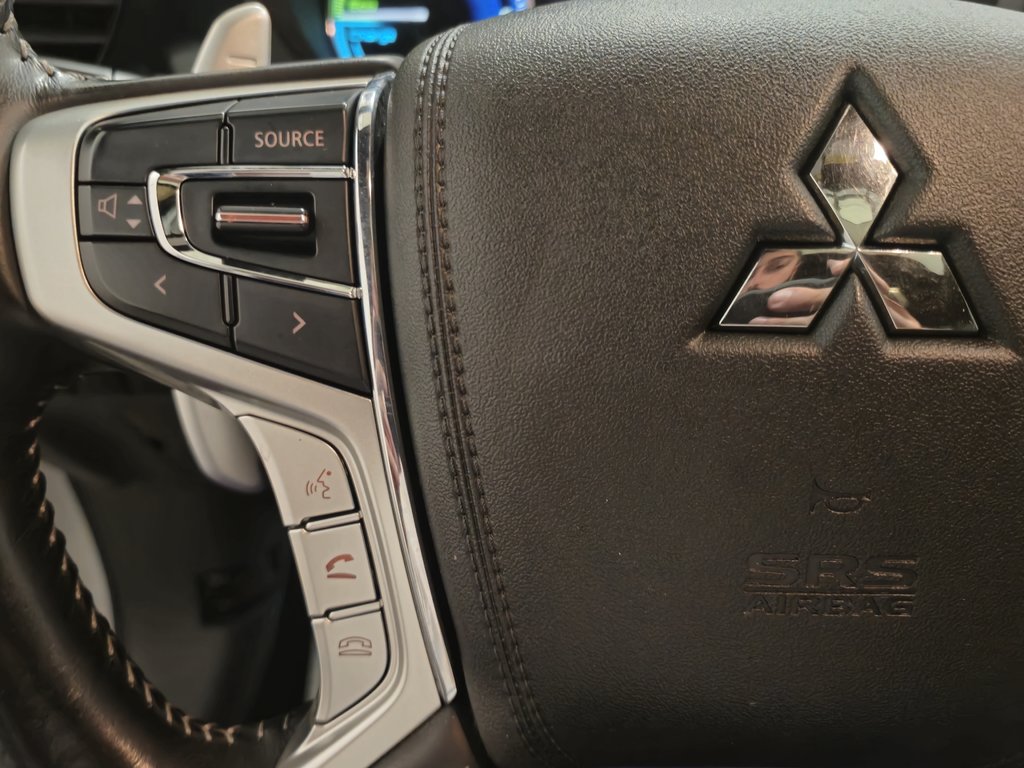 2022 Mitsubishi OUTLANDER PHEV S-AWC Toit Ouvrant Cuir Mags in Terrebonne, Quebec - 12 - w1024h768px