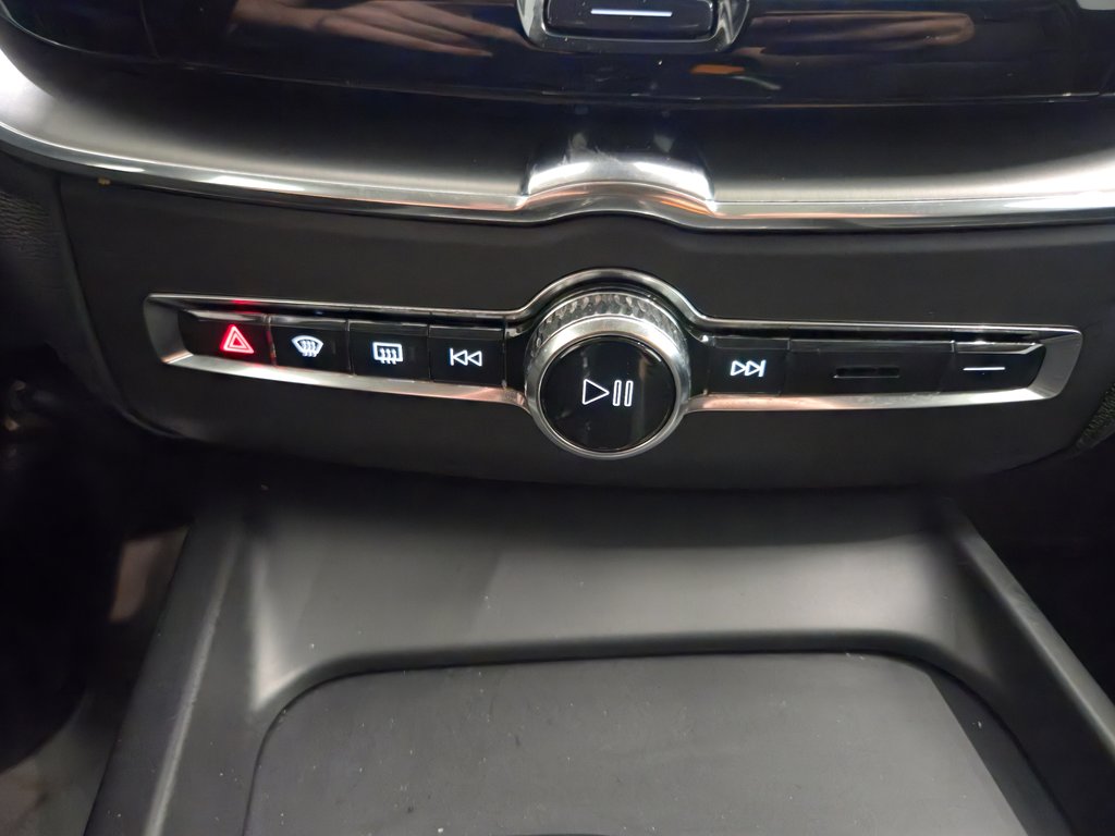 2024 Volvo XC60 Recharge Hybride Branchable T8 Core Dark Theme in Terrebonne, Quebec - 15 - w1024h768px