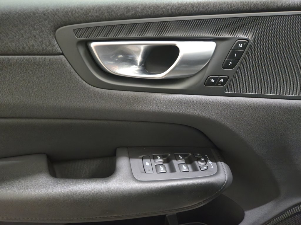 2024 Volvo XC60 Recharge Hybride Branchable T8 Core Dark Theme in Terrebonne, Quebec - 8 - w1024h768px