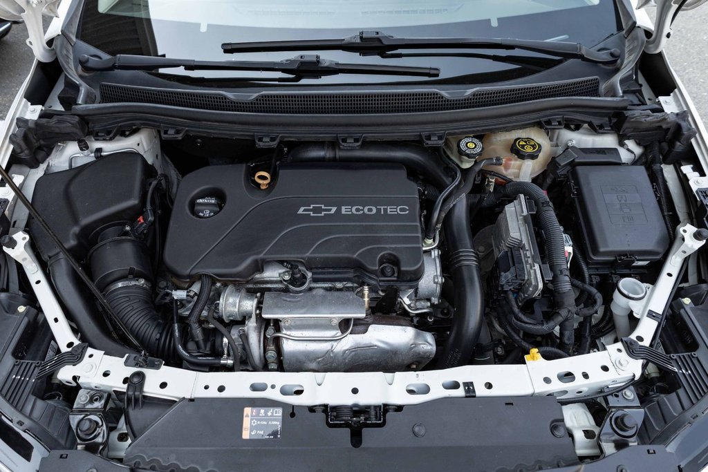 2017 Chevrolet Cruze LT Hatchback in Kamloops, British Columbia - 8 - w1024h768px