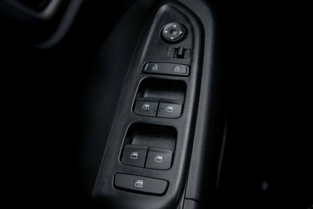 2023 Hyundai Venue FWD Preferred in Kamloops, British Columbia - 10 - w1024h768px