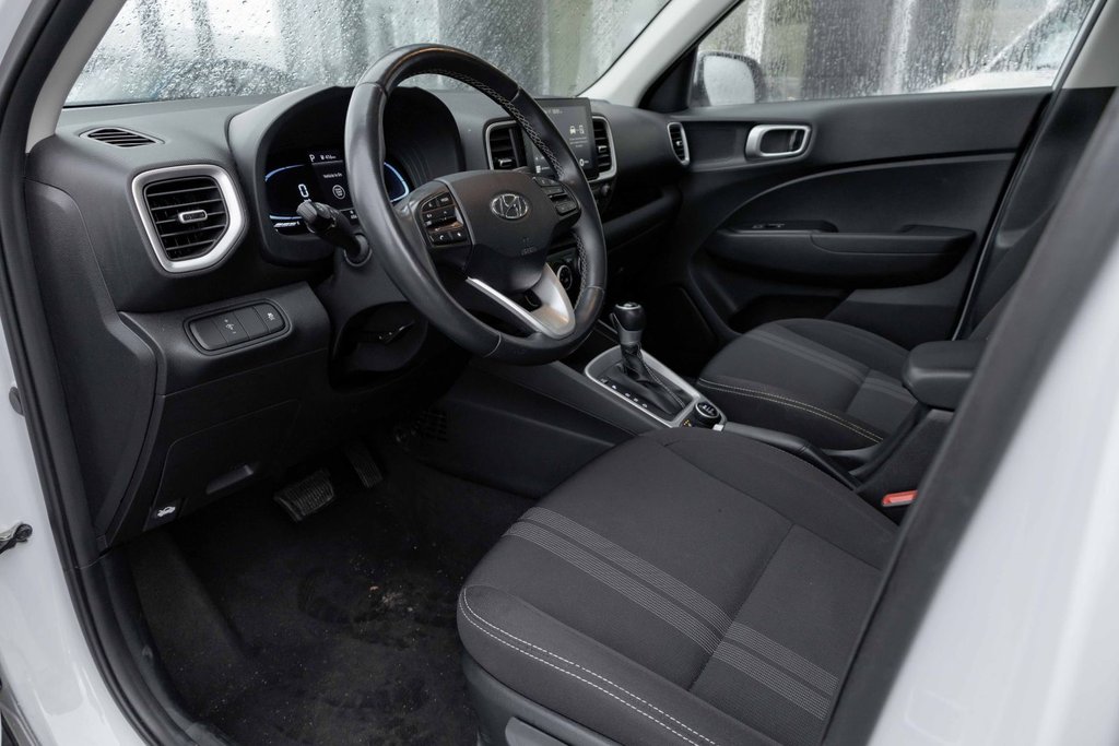 2023 Hyundai Venue FWD Preferred in Kamloops, British Columbia - 8 - w1024h768px