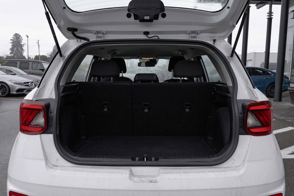 2023 Hyundai Venue FWD Preferred in Kamloops, British Columbia - 5 - w1024h768px