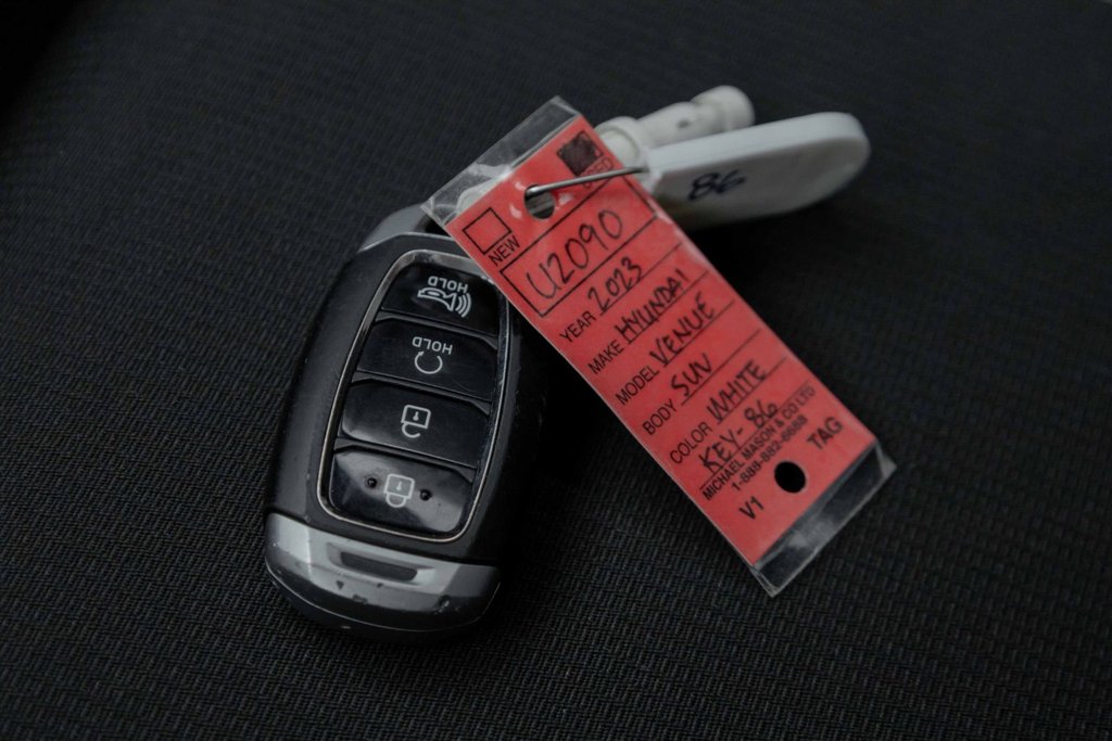 2023 Hyundai Venue FWD Preferred in Kamloops, British Columbia - 18 - w1024h768px