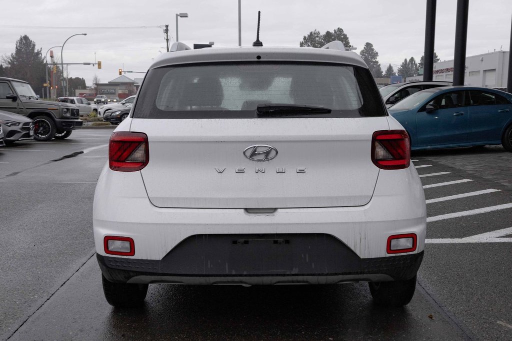 2023 Hyundai Venue FWD Preferred in Kamloops, British Columbia - 4 - w1024h768px