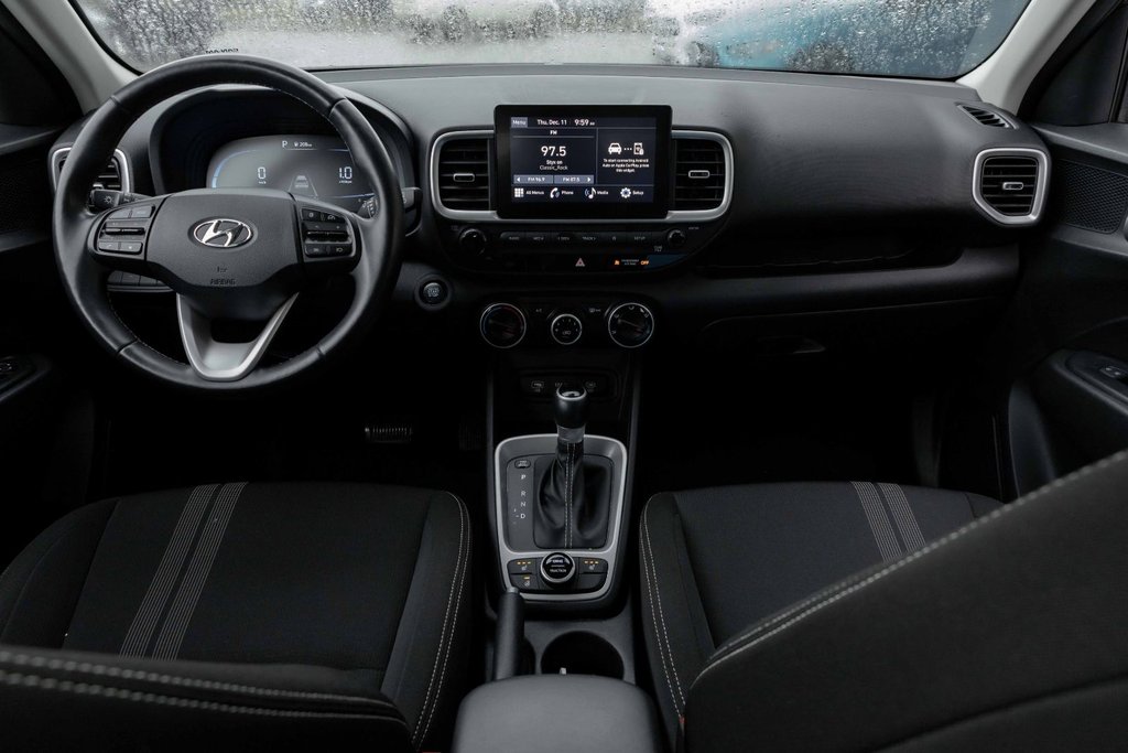 2023 Hyundai Venue FWD Preferred in Kamloops, British Columbia - 16 - w1024h768px