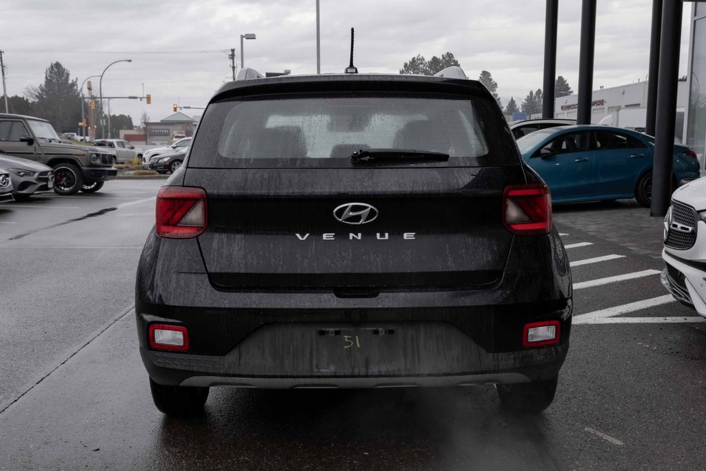 2023 Hyundai Venue FWD Preferred in Kamloops, British Columbia - 4 - w1024h768px