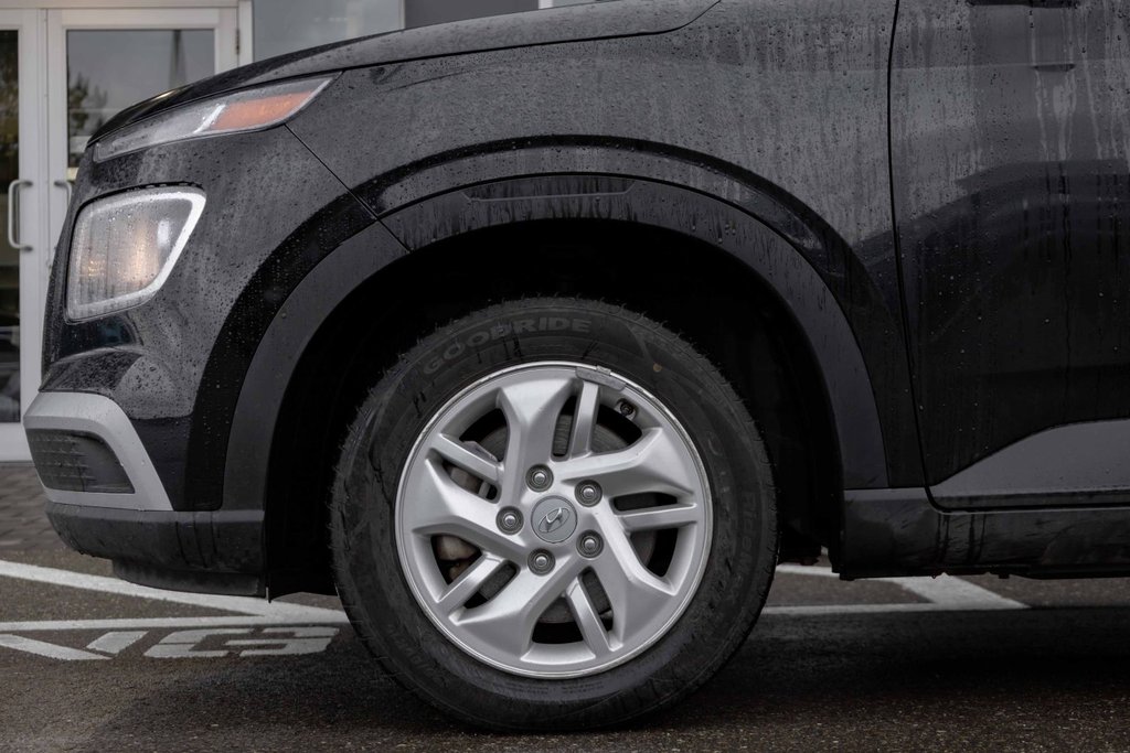 2023 Hyundai Venue FWD Preferred in Kamloops, British Columbia - 7 - w1024h768px