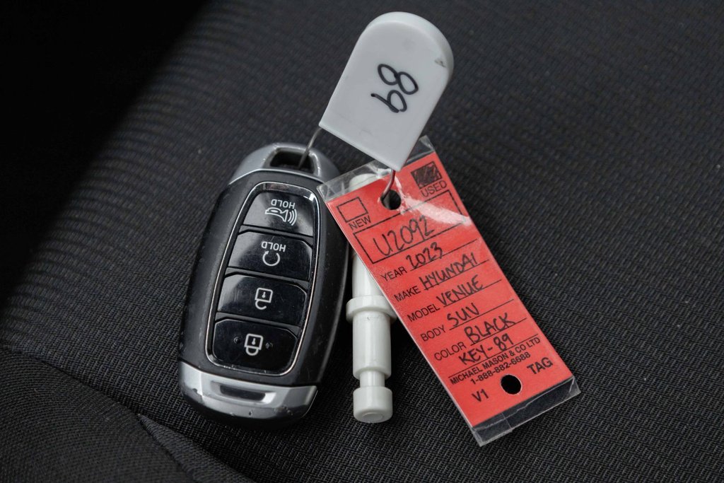 2023 Hyundai Venue FWD Preferred in Kamloops, British Columbia - 18 - w1024h768px