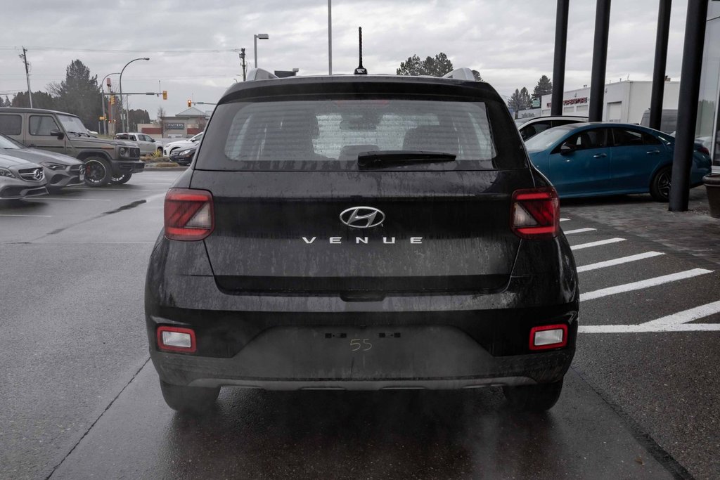 2023 Hyundai Venue FWD Preferred in Kamloops, British Columbia - 4 - w1024h768px