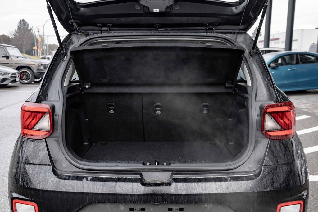 2023 Hyundai Venue FWD Preferred in Kamloops, British Columbia - 5 - w1024h768px