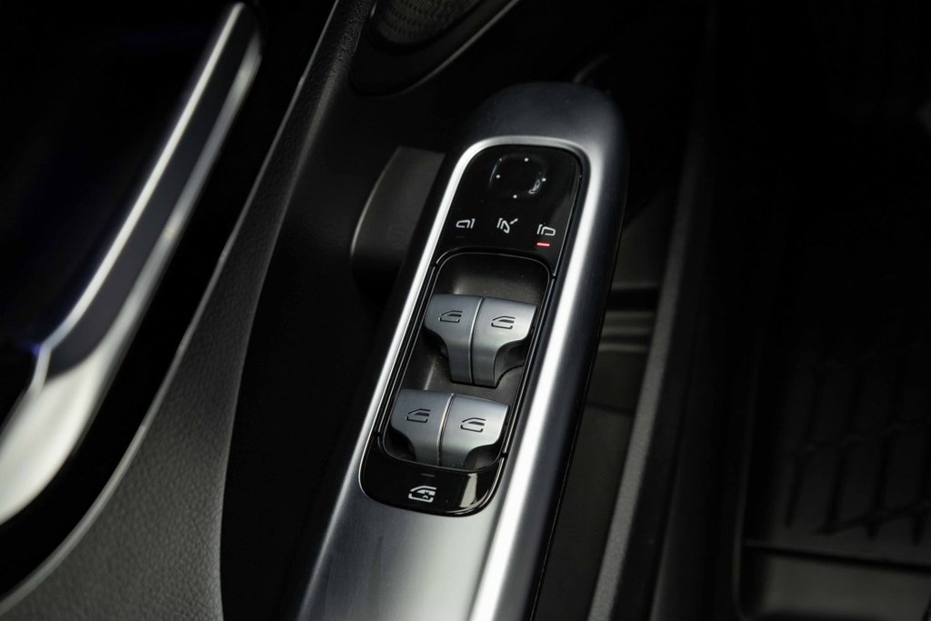 2023 Mercedes-Benz C300 4MATIC Sedan in Kamloops, British Columbia - 12 - w1024h768px