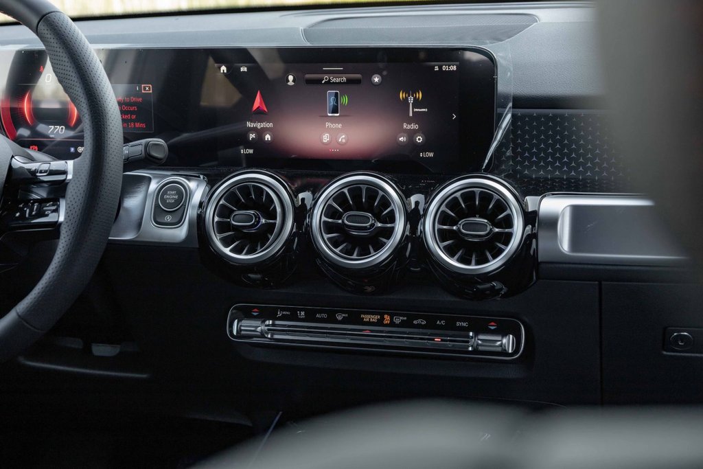 2026 Mercedes-Benz GLB 250 4MATIC in Kamloops, British Columbia - 14 - w1024h768px