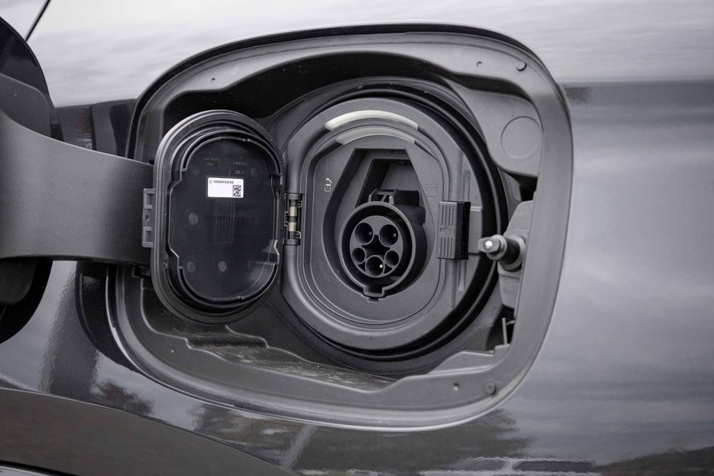 2026 Mercedes-Benz GLC Plug-in Hybrid 350e 4MATIC in Kamloops, British Columbia - 8 - w1024h768px