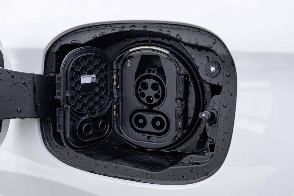 2026 Mercedes-Benz GLC Plug-in Hybrid 350e 4MATIC in Kamloops, British Columbia - 8 - w1024h768px