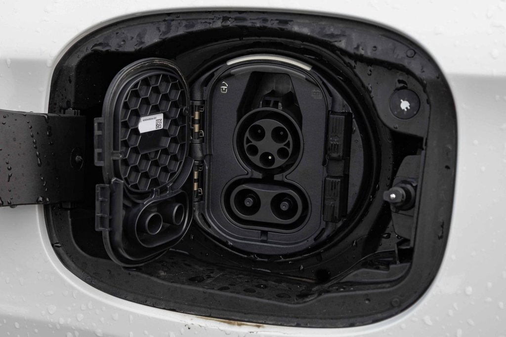 2026 Mercedes-Benz GLC Plug-in Hybrid 350e 4MATIC in Kamloops, British Columbia - 8 - w1024h768px