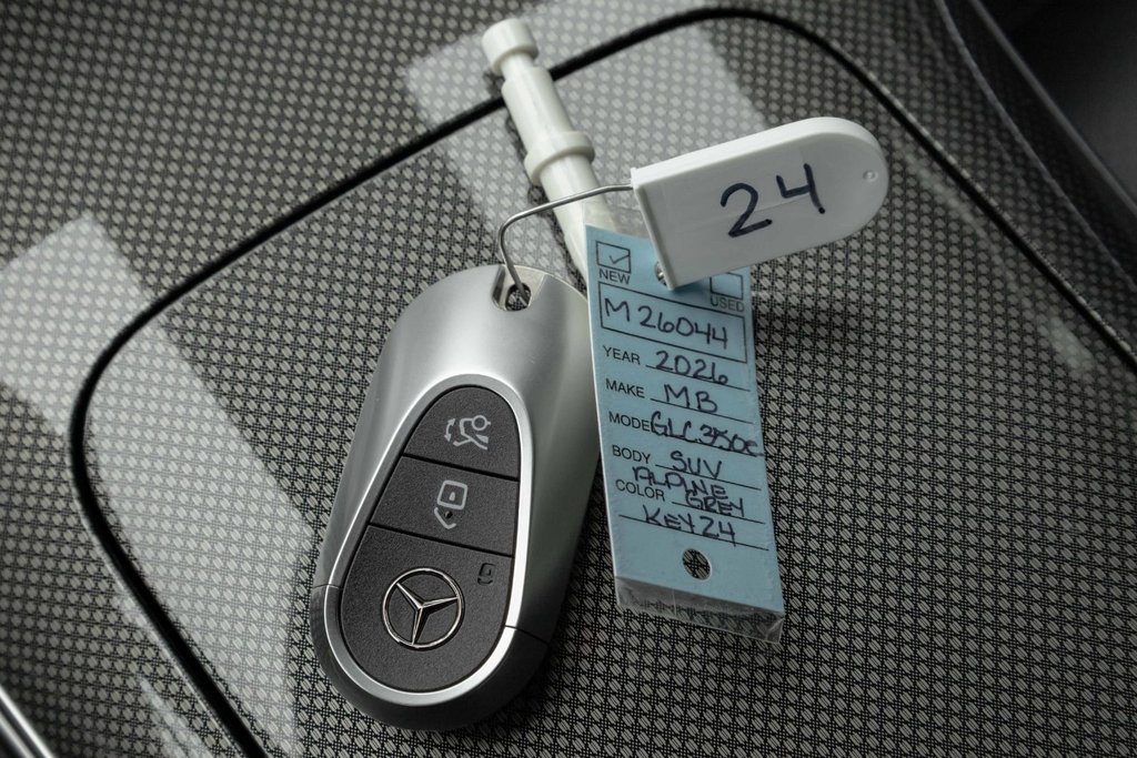 2026 Mercedes-Benz GLC Plug-in Hybrid 350e 4MATIC in Kamloops, British Columbia - 19 - w1024h768px