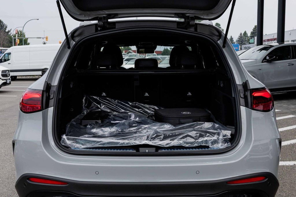 2026 Mercedes-Benz GLC 350e 4MATIC SUV in Kamloops, British Columbia - 5 - w1024h768px