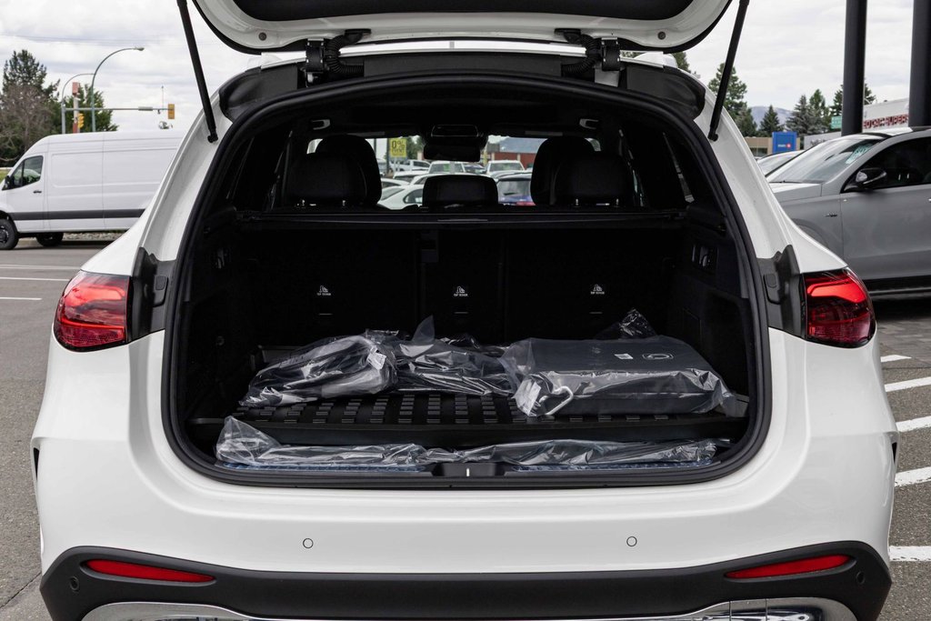 2026 Mercedes-Benz GLC 350e 4MATIC SUV in Kamloops, British Columbia - 5 - w1024h768px