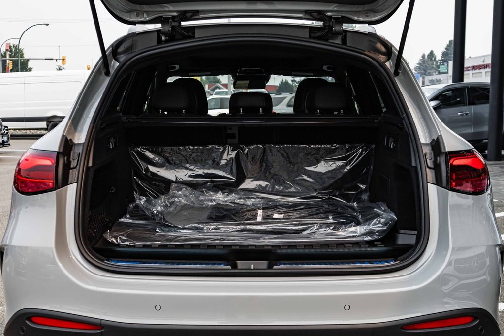 2026 Mercedes-Benz GLC 300 4MATIC SUV in Kamloops, British Columbia - 5 - w1024h768px