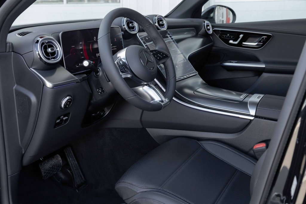 2025 Mercedes-Benz GLC300 4MATIC SUV in Kamloops, British Columbia - 8 - w1024h768px