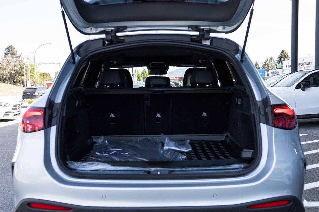 2026 Mercedes-Benz GLC300 in Kamloops, British Columbia - 5 - w1024h768px