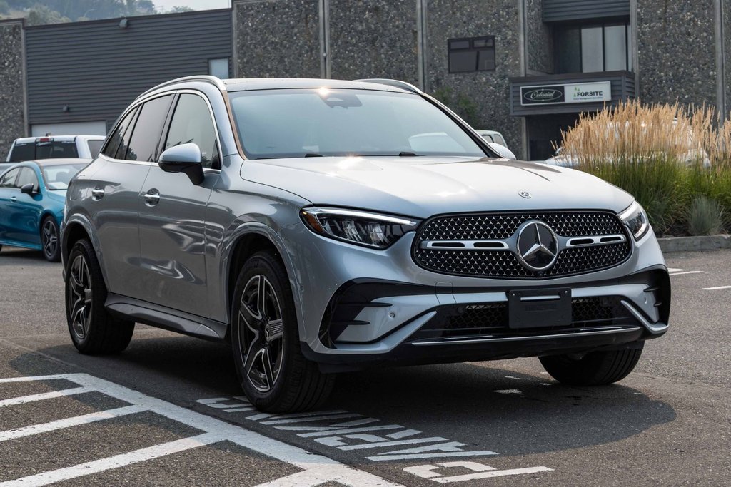 2026 Mercedes-Benz GLC300 4MATIC SUV in Kamloops, British Columbia - 3 - w1024h768px