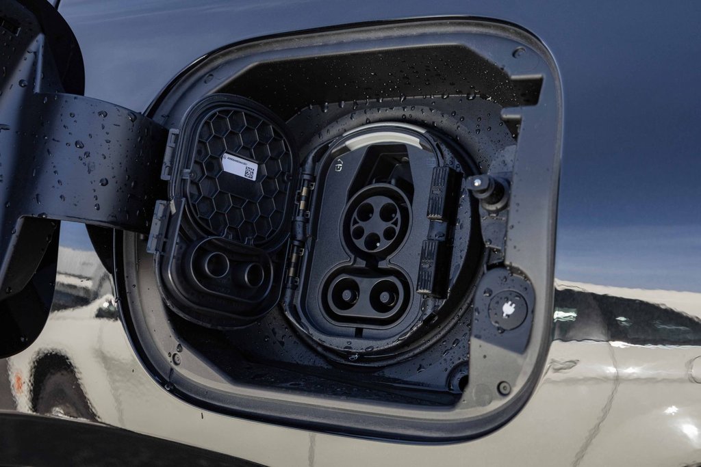 2025 Mercedes-Benz GLE Plug-in Hybrid 450e 4MATIC in Kamloops, British Columbia - 8 - w1024h768px