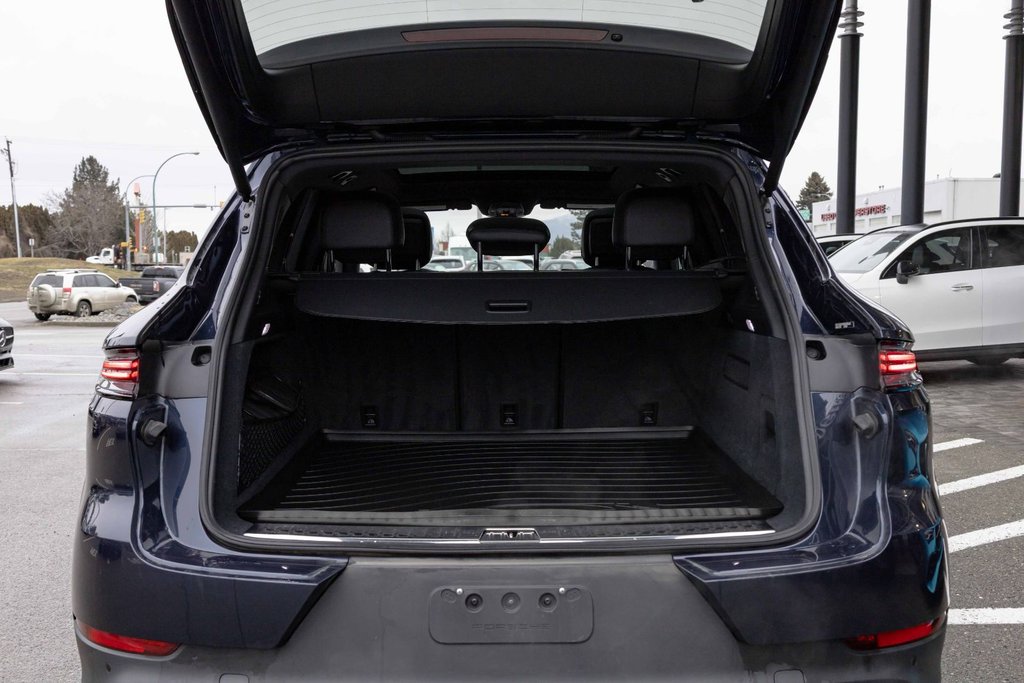 2024 Porsche Cayenne AWD in Kamloops, British Columbia - 5 - w1024h768px