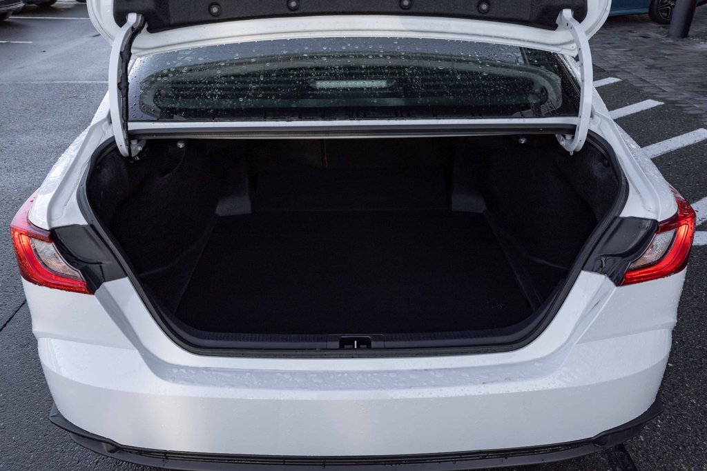 2025 Toyota Camry Hybrid SE FWD in Kamloops, British Columbia - 5 - w1024h768px