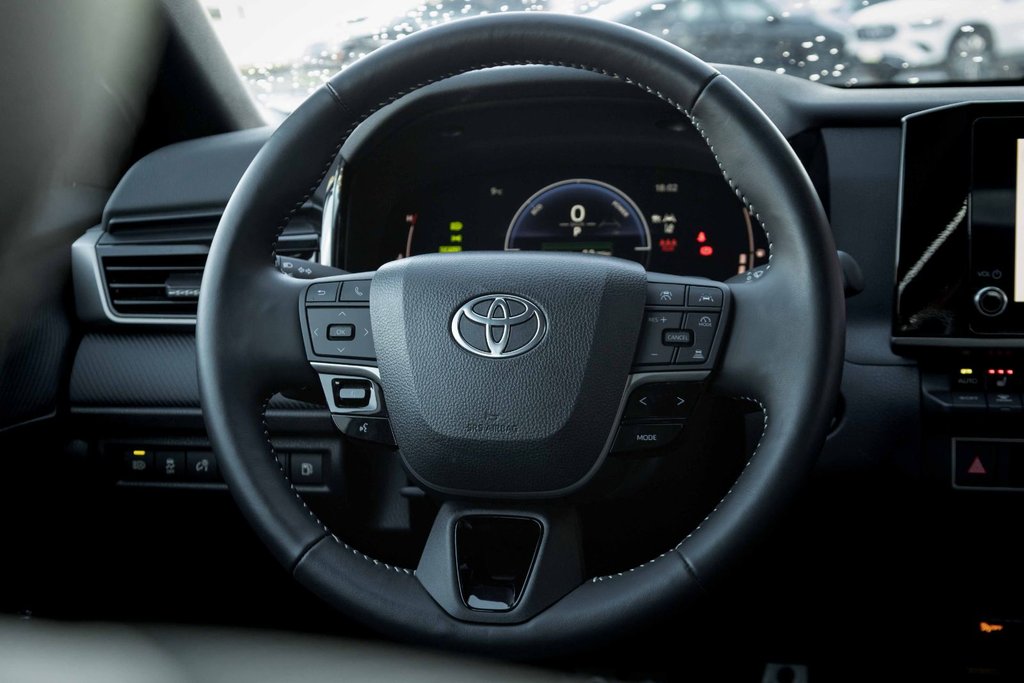 2025 Toyota Camry Hybrid SE FWD in Kamloops, British Columbia - 11 - w1024h768px