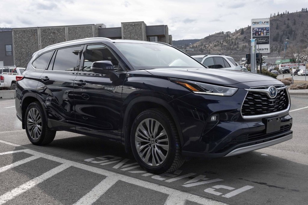 2021 Toyota Highlander hybrid Limited AWD in Kamloops, British Columbia - 3 - w1024h768px