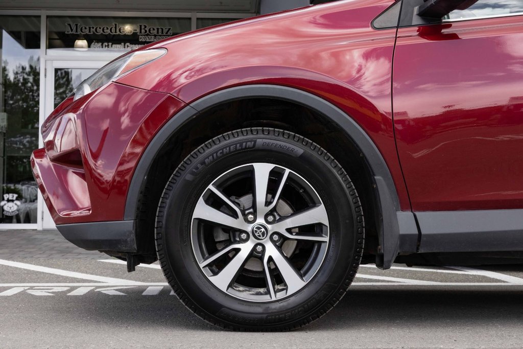 2018 Toyota RAV4 AWD LE in Kamloops, British Columbia - 7 - w1024h768px
