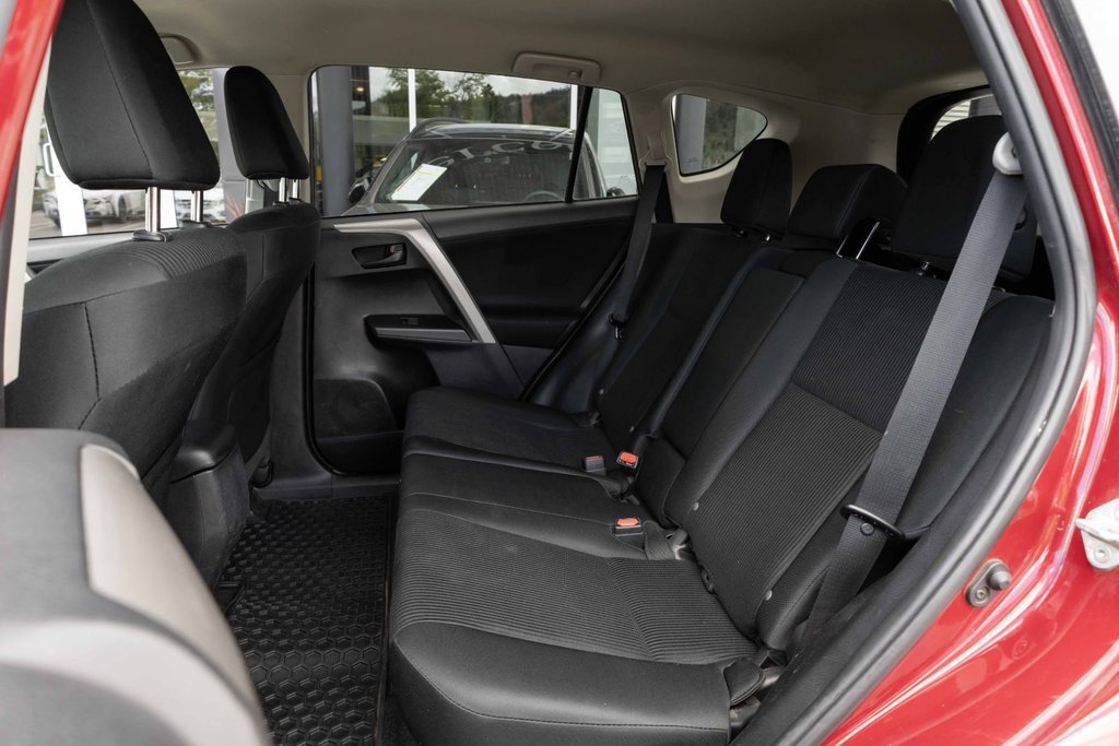 2018 Toyota RAV4 AWD LE in Kamloops, British Columbia - 17 - w1024h768px