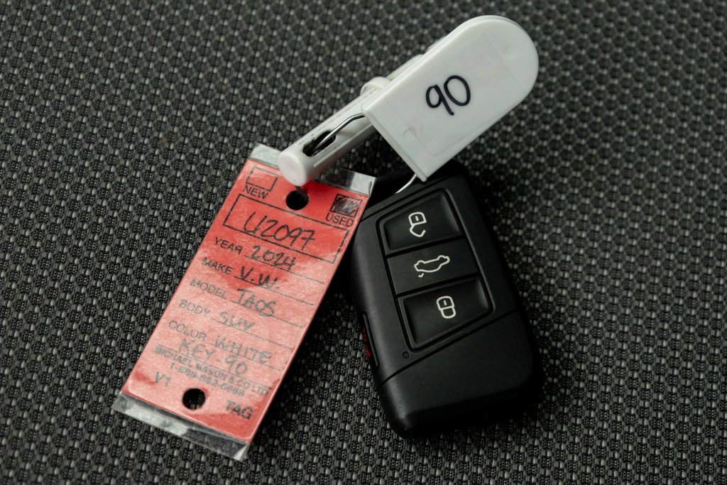 2024 Volkswagen Taos Trendline FWD in Kamloops, British Columbia - 17 - w1024h768px